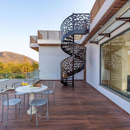 Stayvista'S Bella Dream - Mountain-View With Outdoor Pool, Lawn Featuring A Gazebo & Indoor Games ウダイプル エクステリア 写真