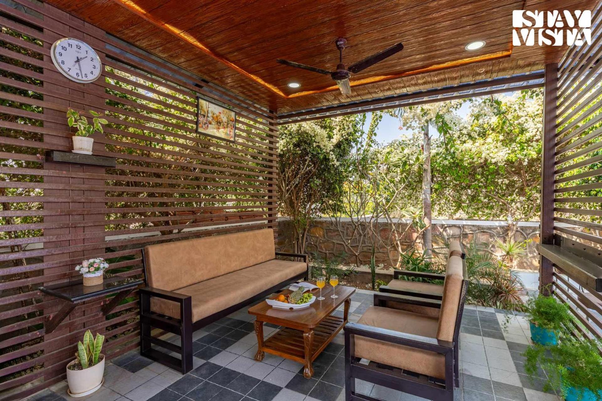 Stayvista'S Bella Dream - Mountain-View With Outdoor Pool, Lawn Featuring A Gazebo & Indoor Games ウダイプル エクステリア 写真