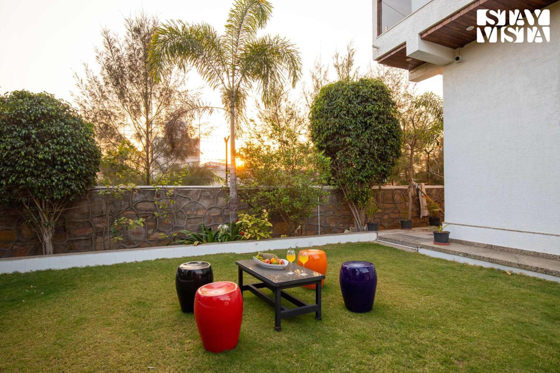 Stayvista'S Bella Dream - Mountain-View With Outdoor Pool, Lawn Featuring A Gazebo & Indoor Games ウダイプル エクステリア 写真