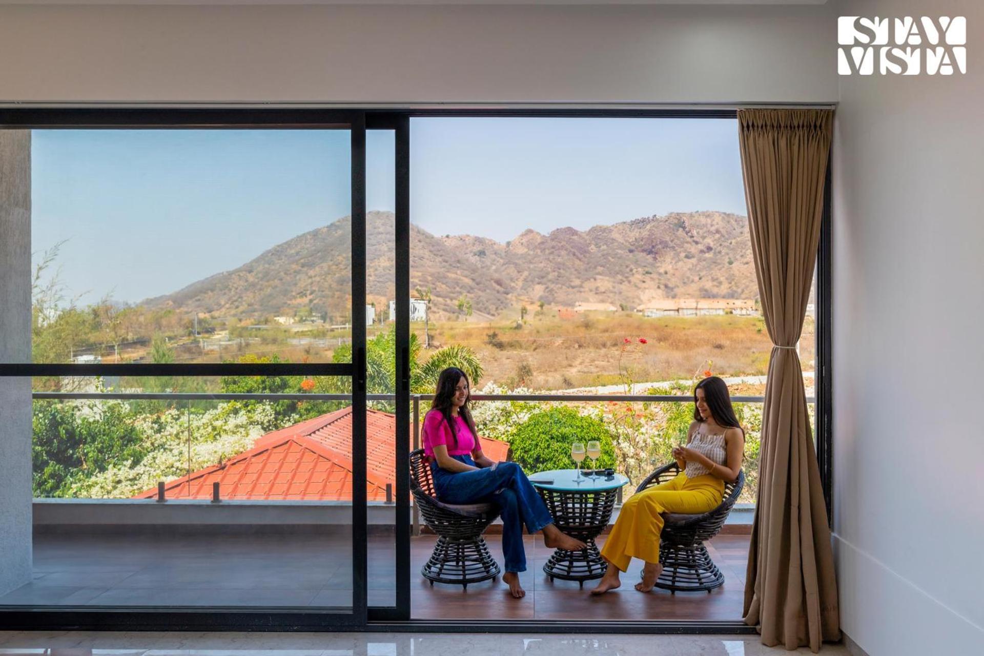 Stayvista'S Bella Dream - Mountain-View With Outdoor Pool, Lawn Featuring A Gazebo & Indoor Games ウダイプル エクステリア 写真