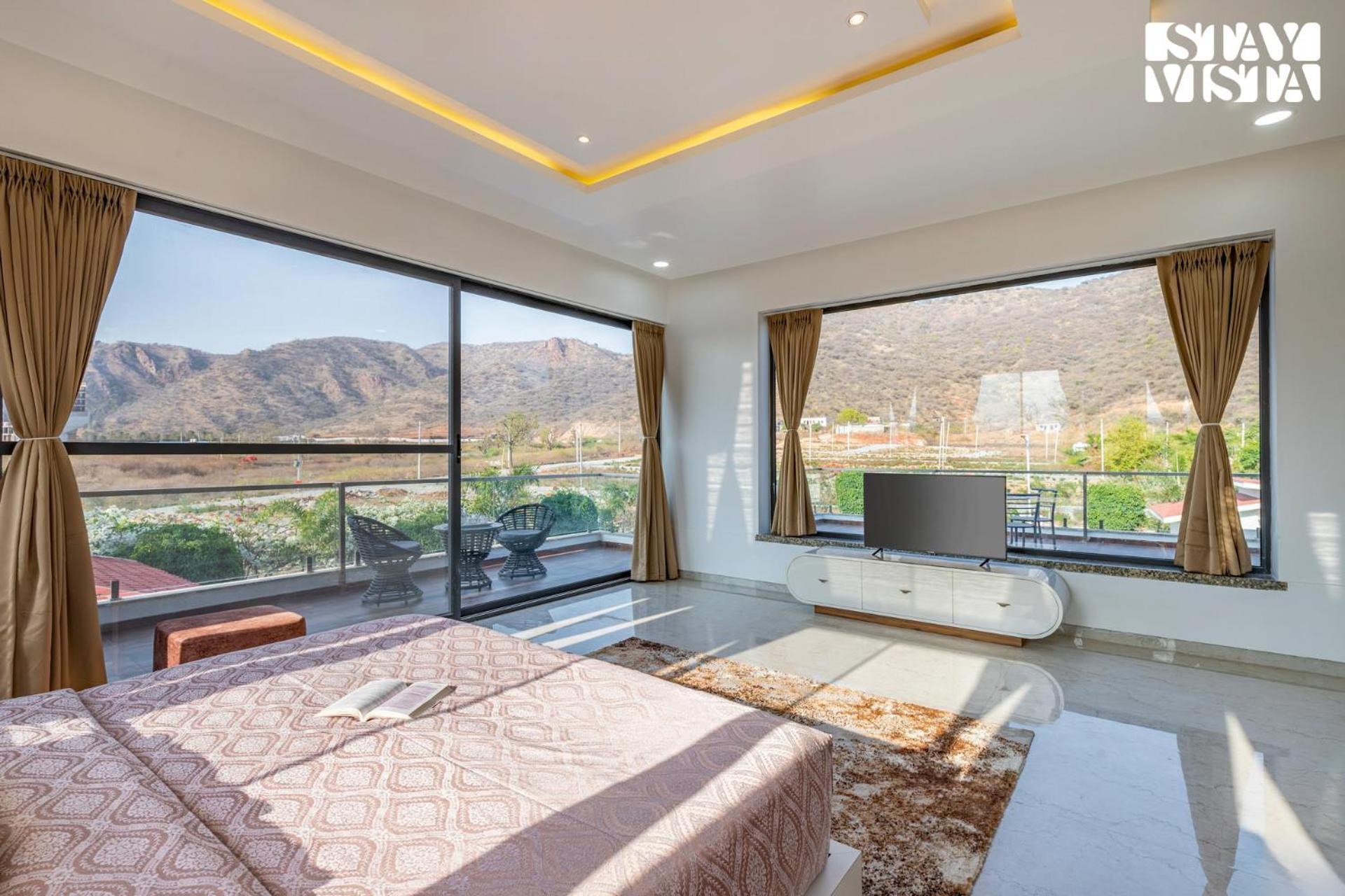 Stayvista'S Bella Dream - Mountain-View With Outdoor Pool, Lawn Featuring A Gazebo & Indoor Games ウダイプル エクステリア 写真