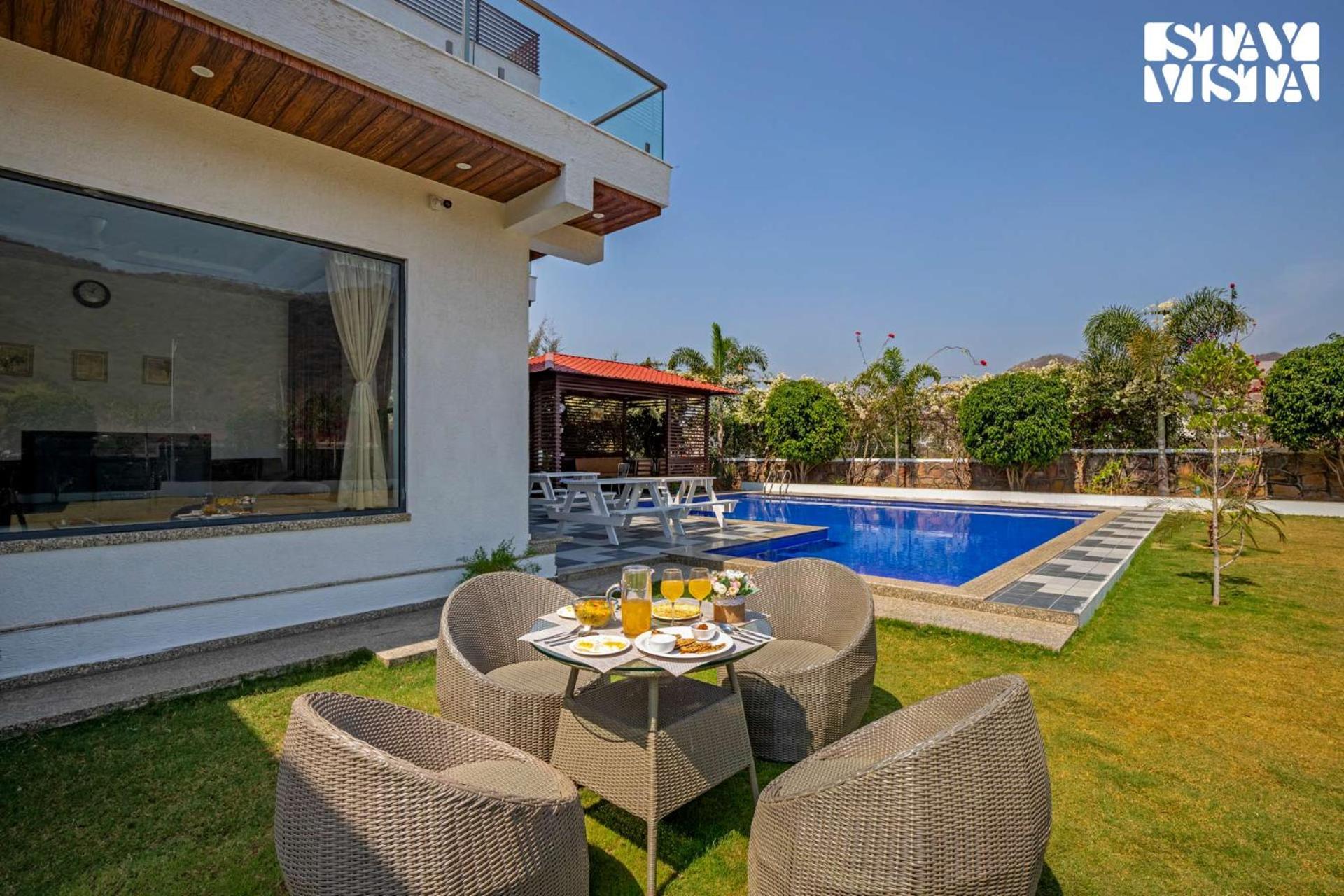 Stayvista'S Bella Dream - Mountain-View With Outdoor Pool, Lawn Featuring A Gazebo & Indoor Games ウダイプル エクステリア 写真