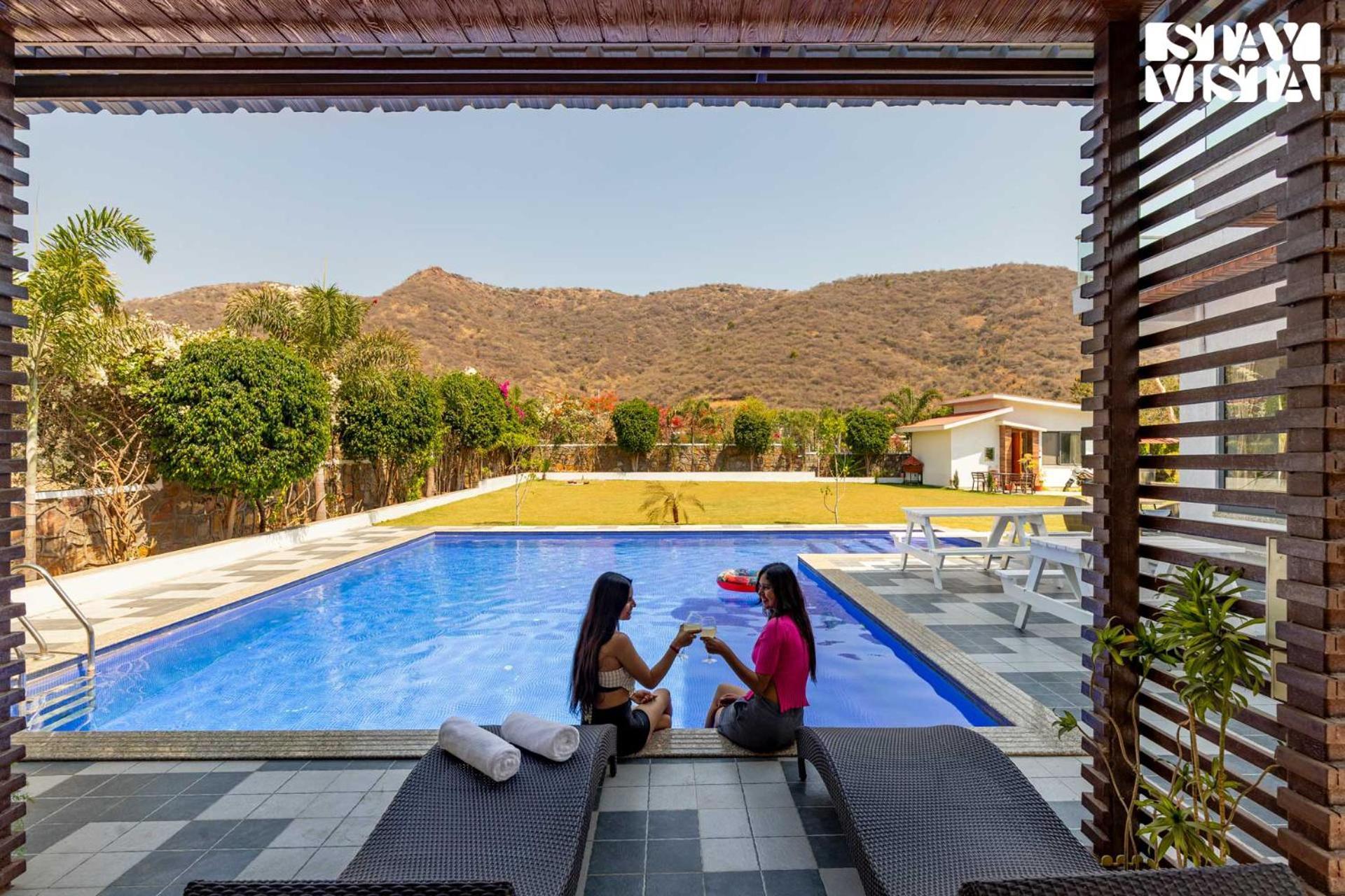Stayvista'S Bella Dream - Mountain-View With Outdoor Pool, Lawn Featuring A Gazebo & Indoor Games ウダイプル エクステリア 写真