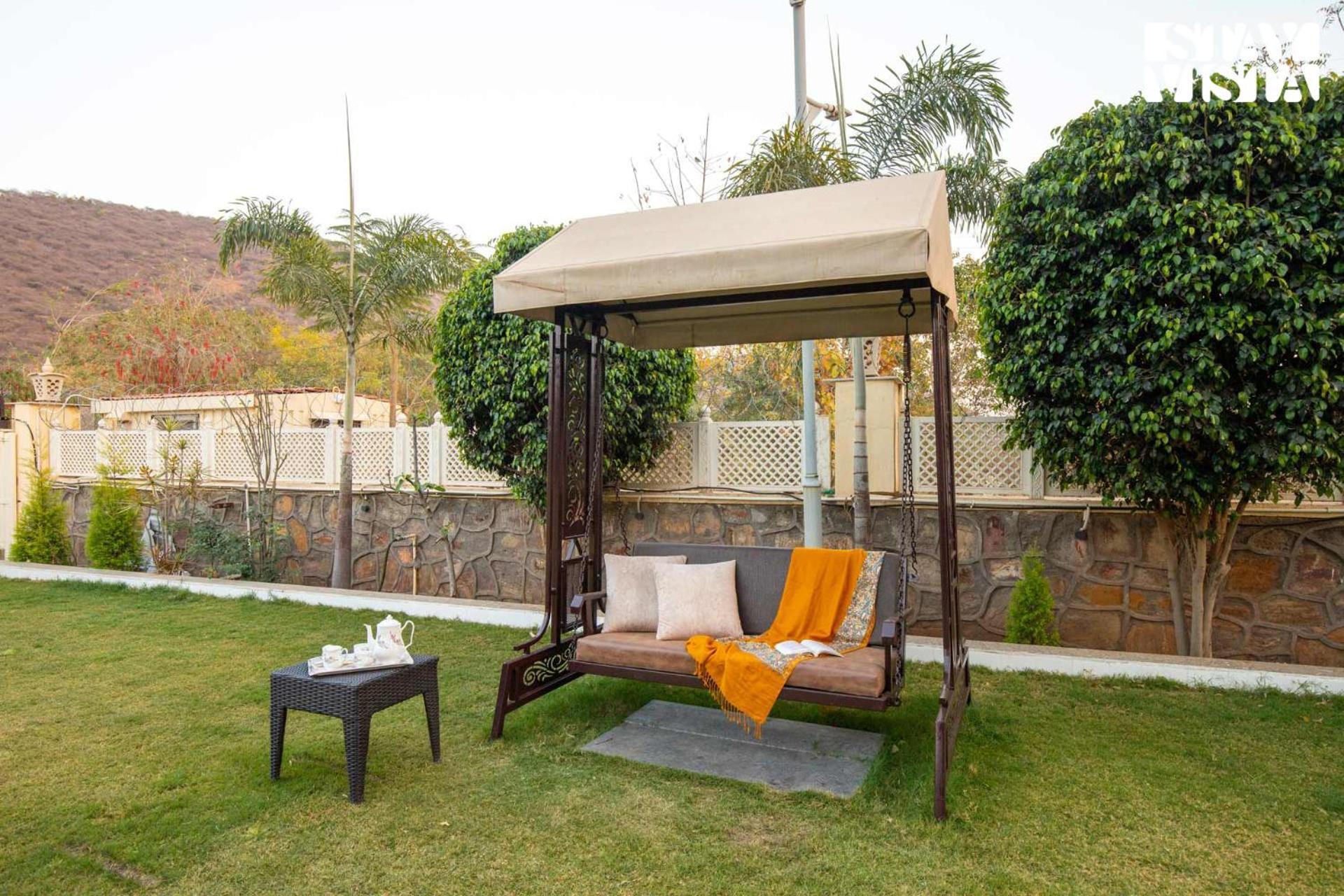Stayvista'S Bella Dream - Mountain-View With Outdoor Pool, Lawn Featuring A Gazebo & Indoor Games ウダイプル エクステリア 写真