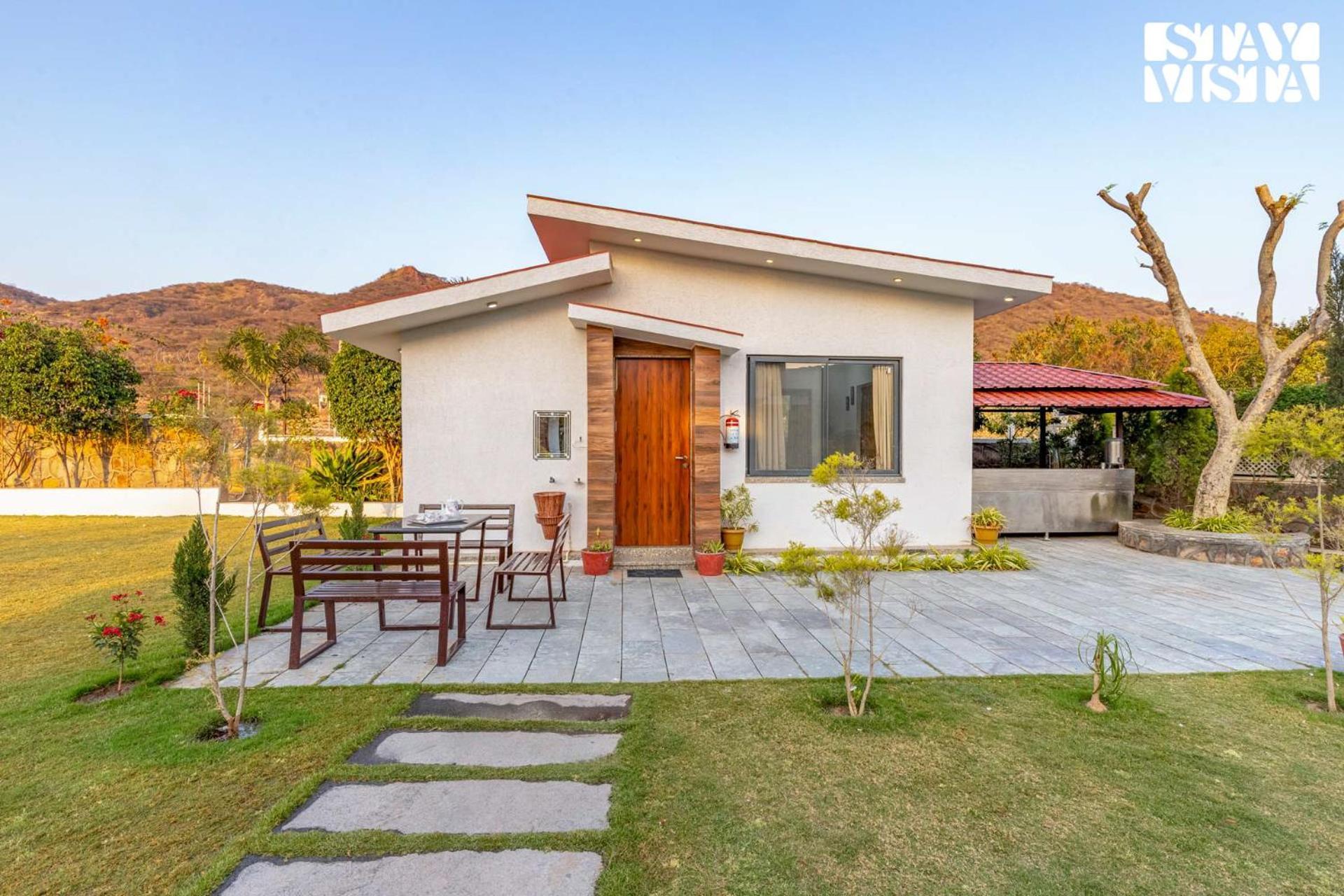 Stayvista'S Bella Dream - Mountain-View With Outdoor Pool, Lawn Featuring A Gazebo & Indoor Games ウダイプル エクステリア 写真