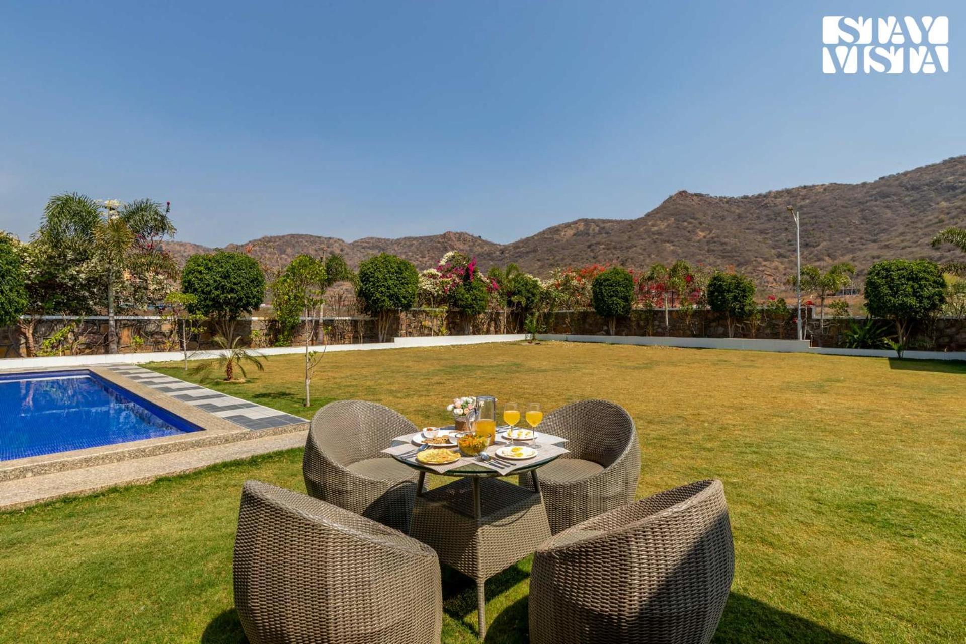 Stayvista'S Bella Dream - Mountain-View With Outdoor Pool, Lawn Featuring A Gazebo & Indoor Games ウダイプル エクステリア 写真